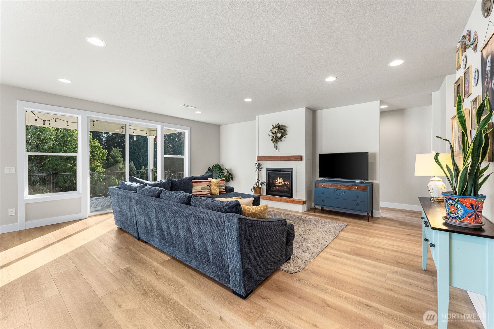 826 W Golden Eagle Avenue