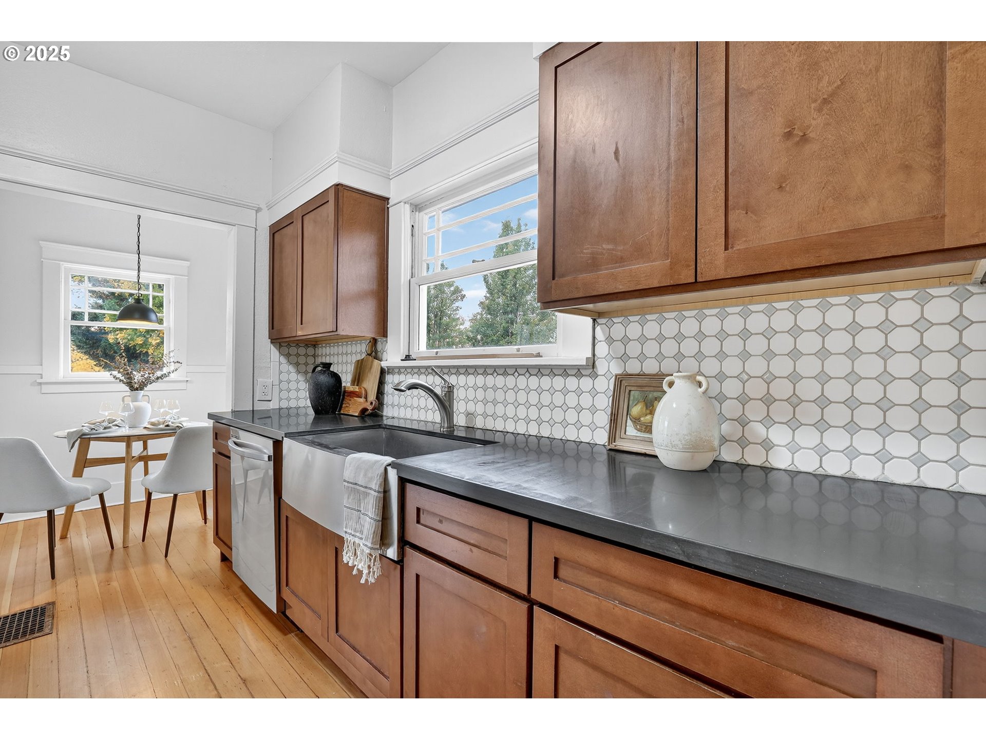 401 W 23RD ST