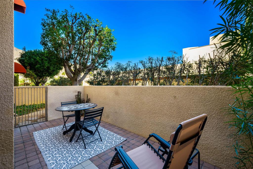 255 S Avenida Caballeros 302