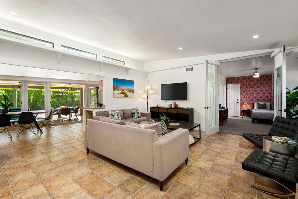 1090 S Calle De Maria