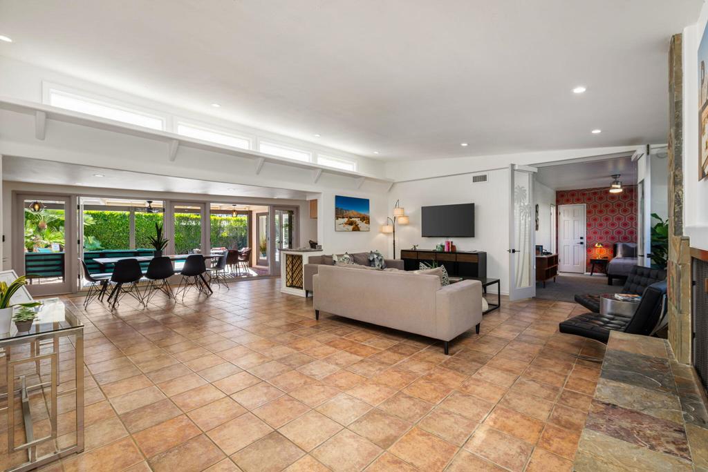 1090 S Calle De Maria