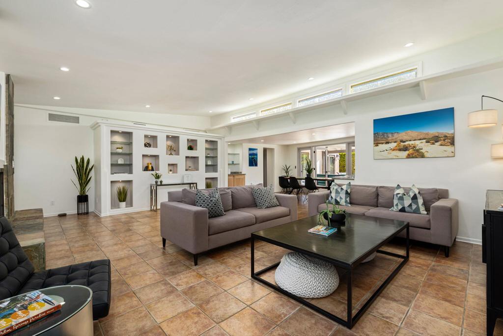 1090 S Calle De Maria