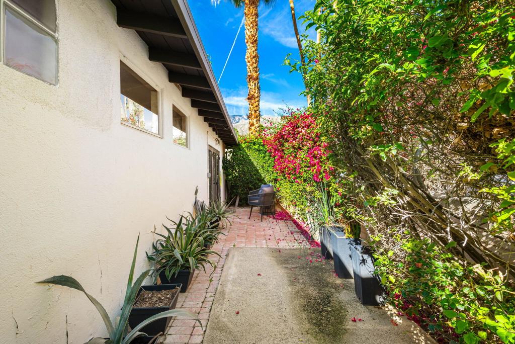 1090 S Calle De Maria