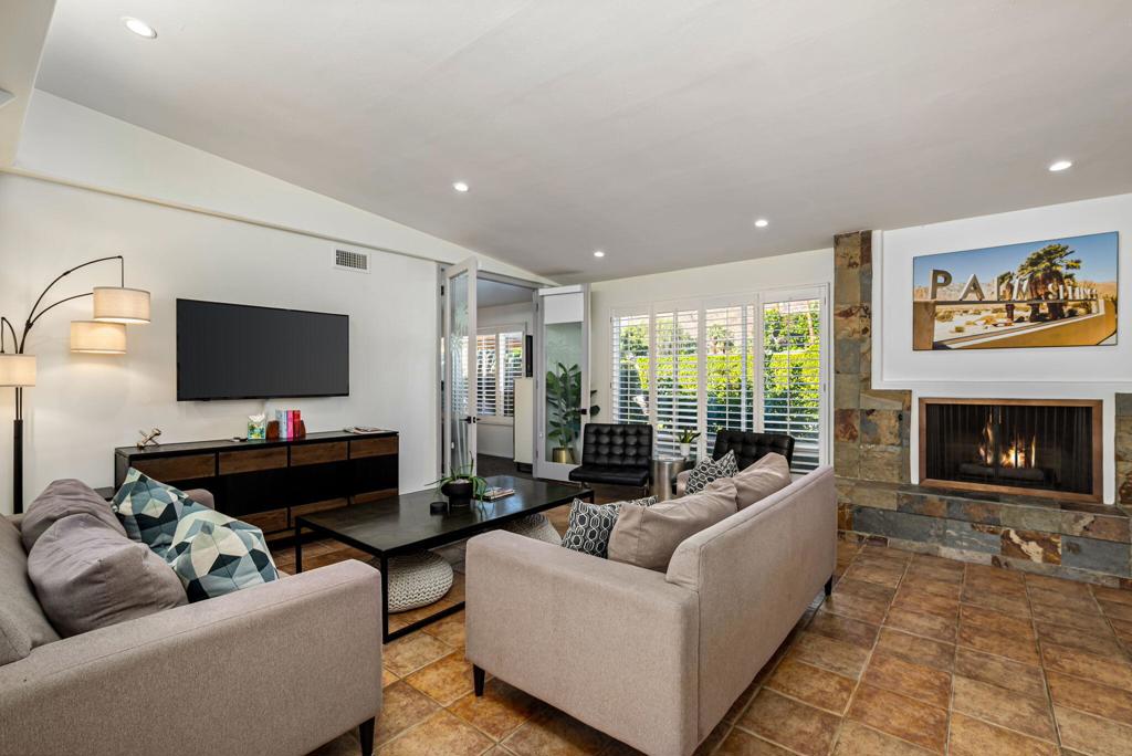 1090 S Calle De Maria