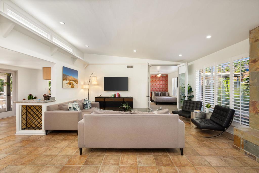 1090 S Calle De Maria