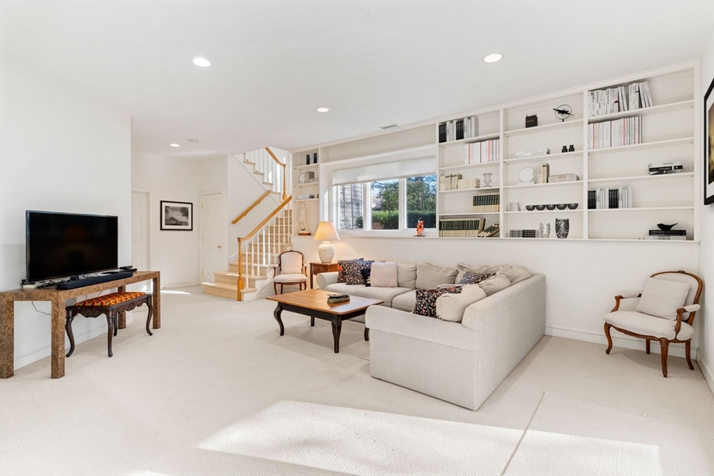 21 Highwood Ln