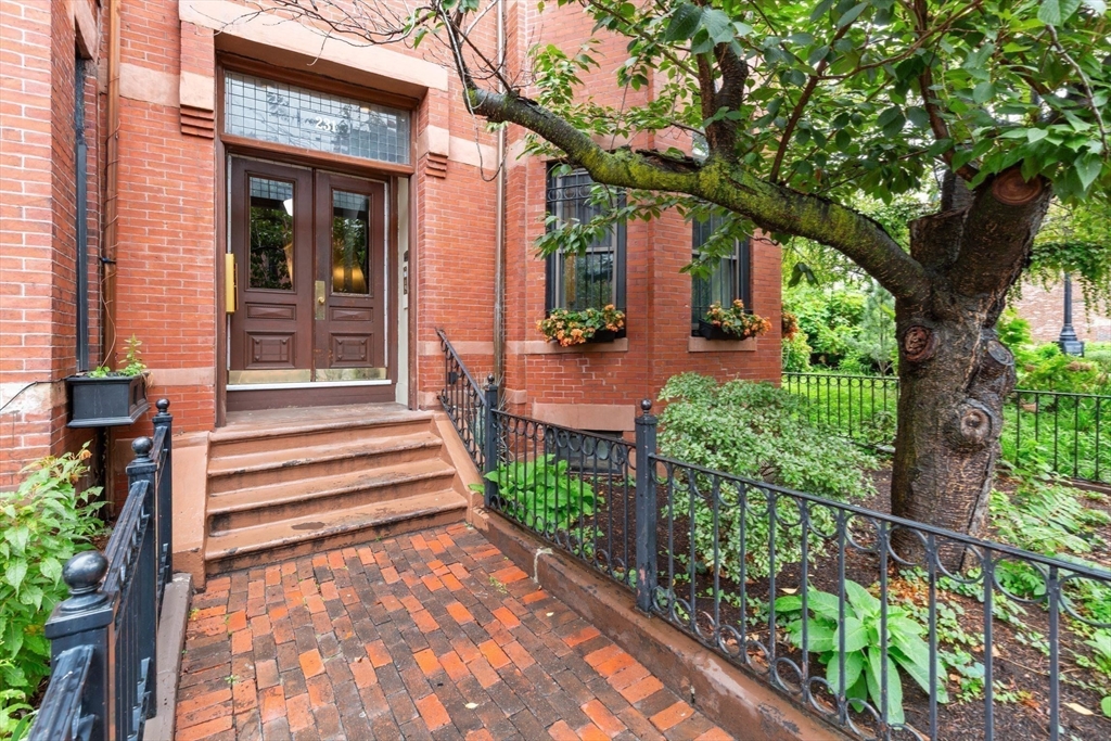 231 W Newton St # 3