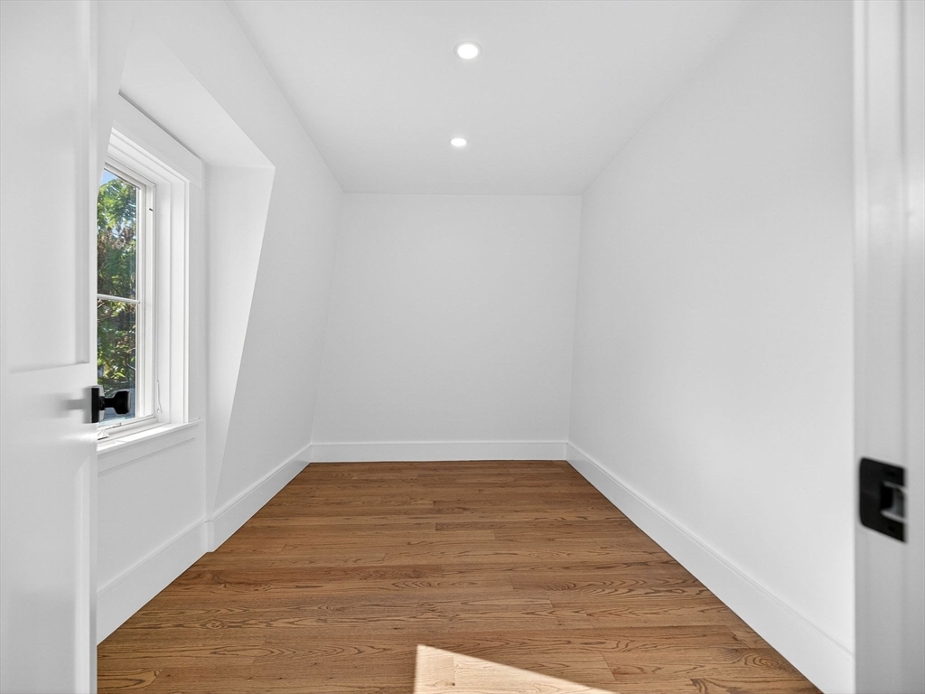 31 Houghton St # B