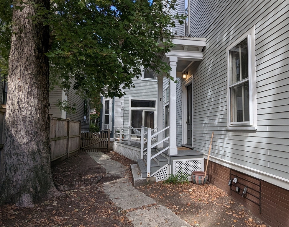 22 Bigelow St # 1C
