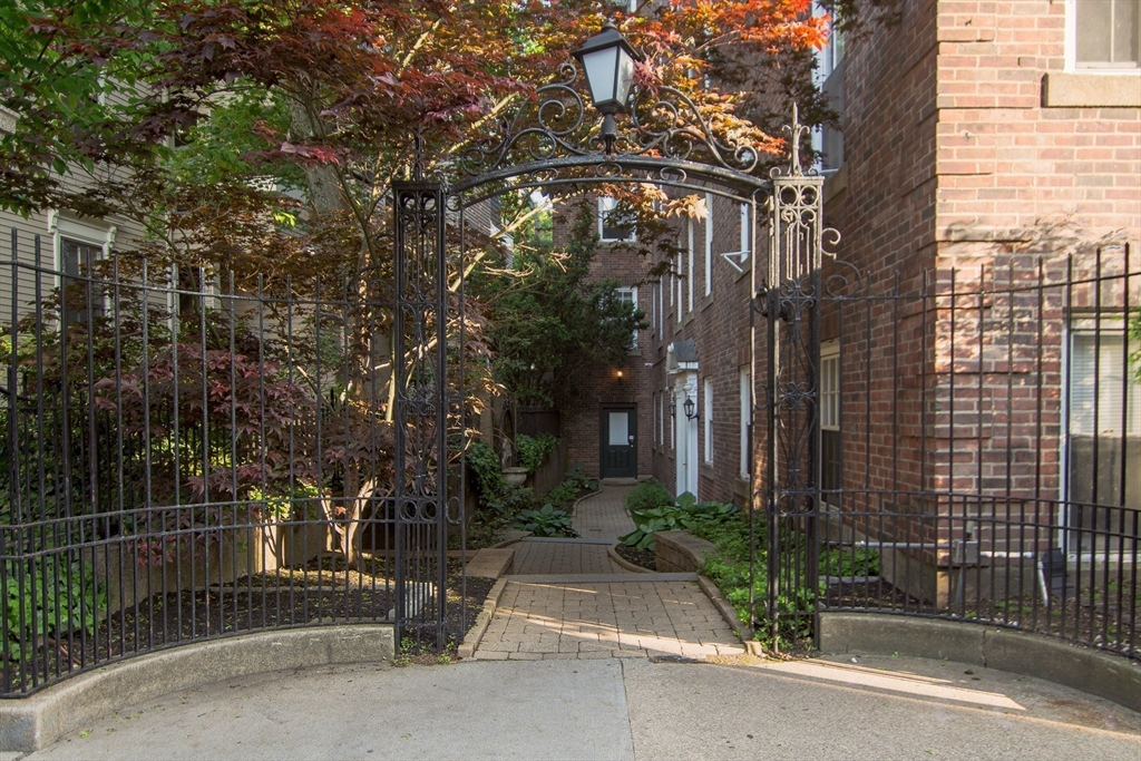 16 Chauncy St # 10