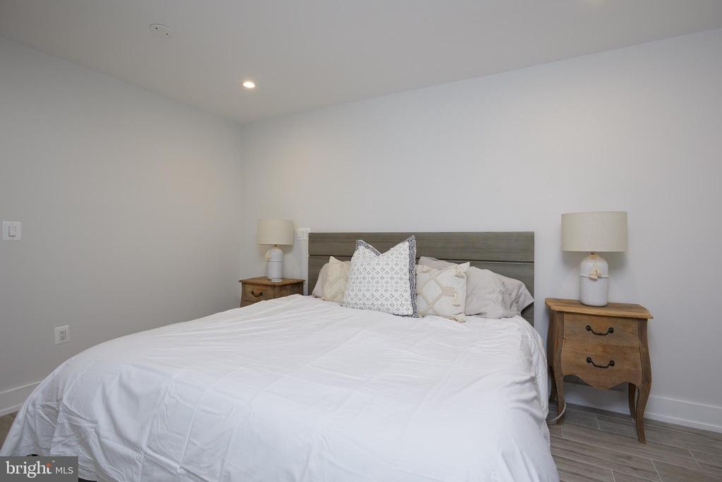 32 TODD PLACE NE 1