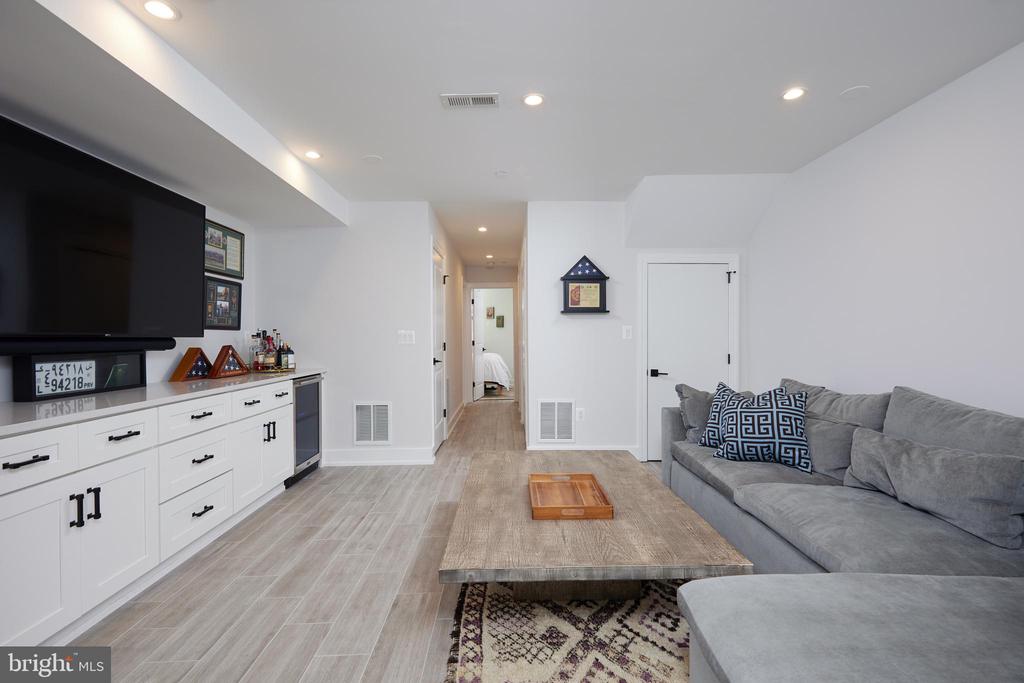 32 TODD PLACE NE 1