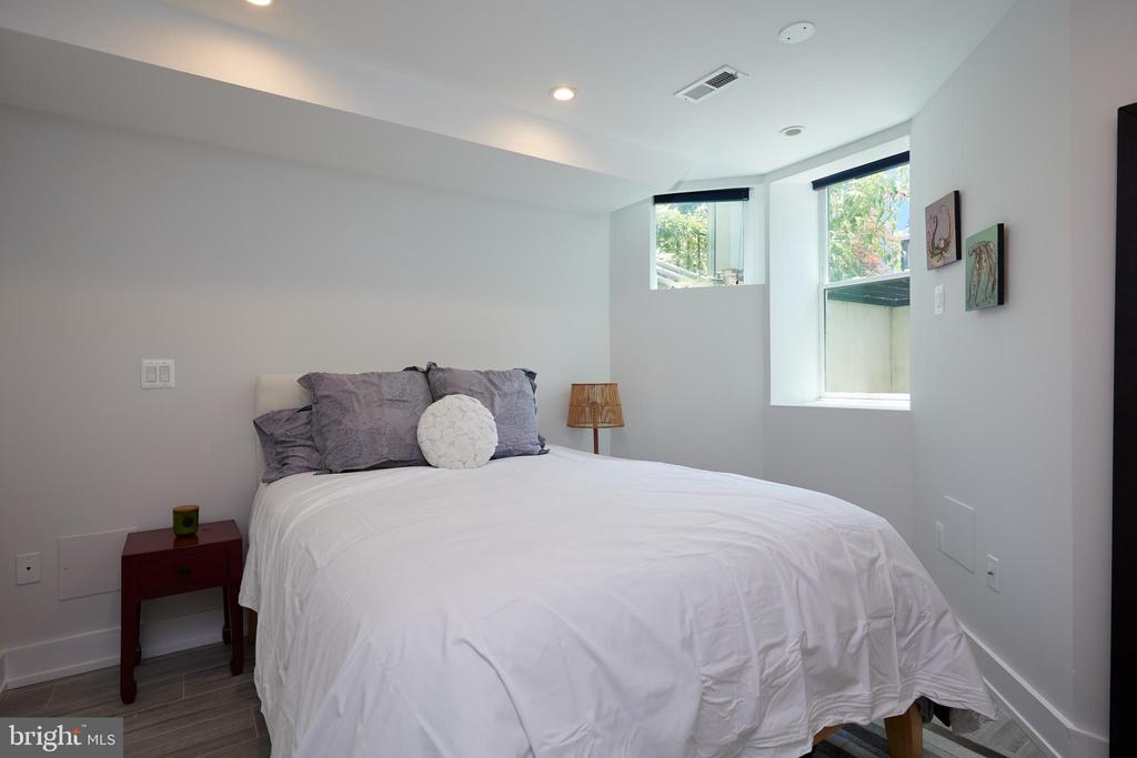 32 TODD PLACE NE 1