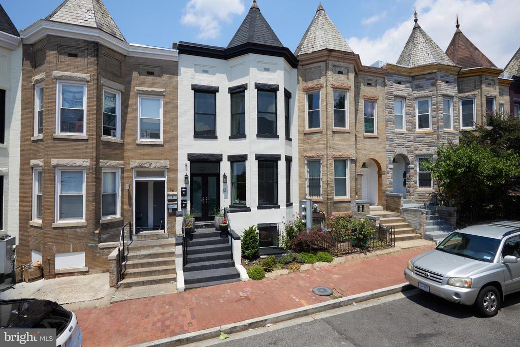 32 TODD PLACE NE 1