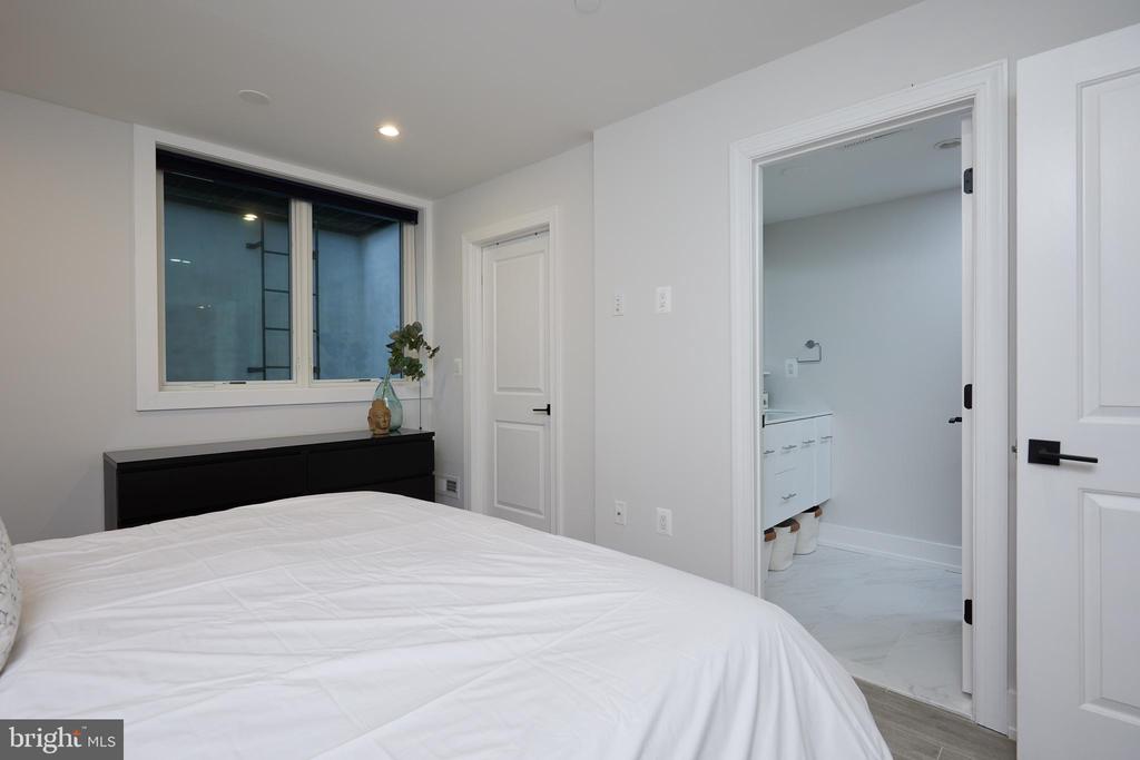 32 TODD PLACE NE 1