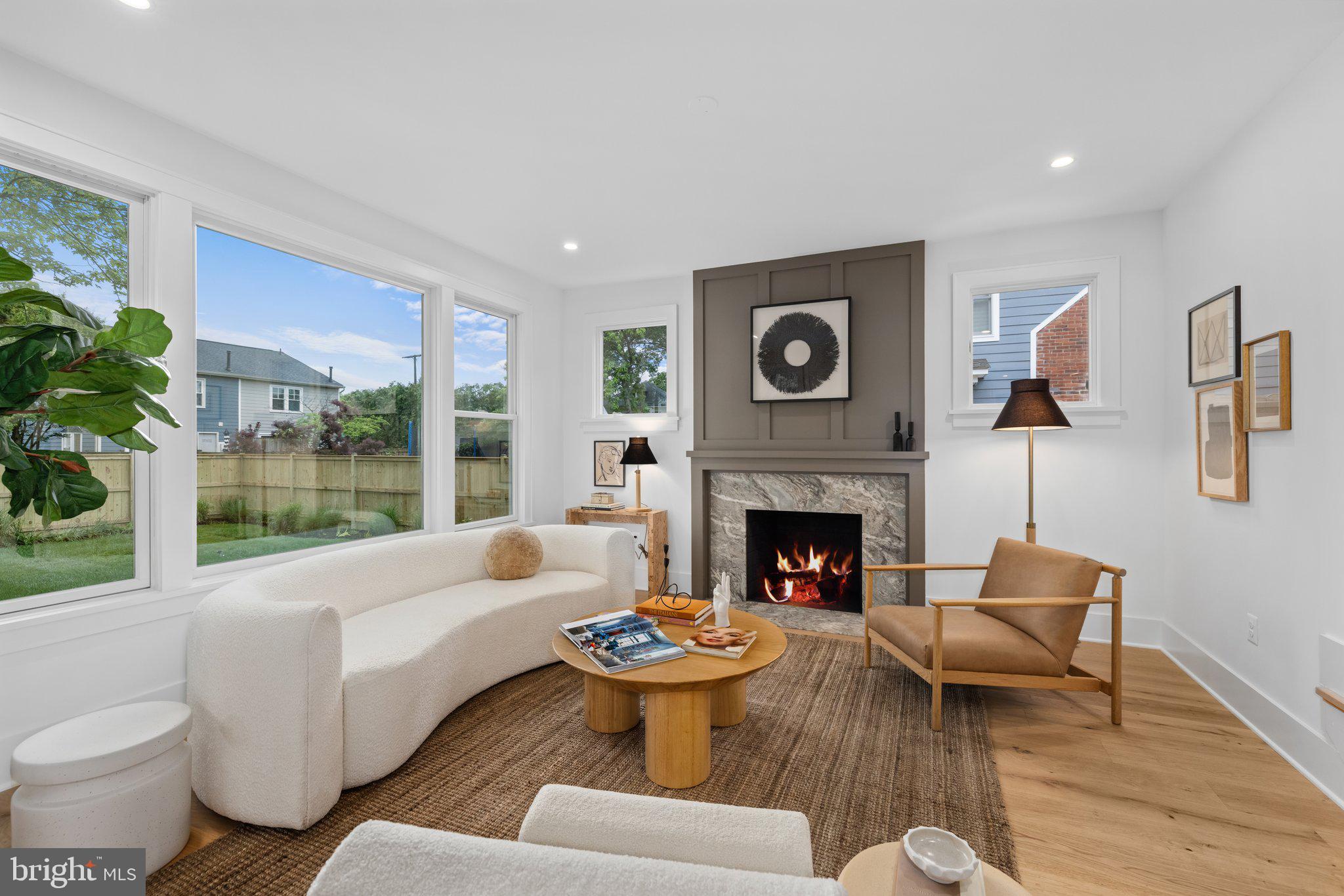 209 E Del Ray Ave
