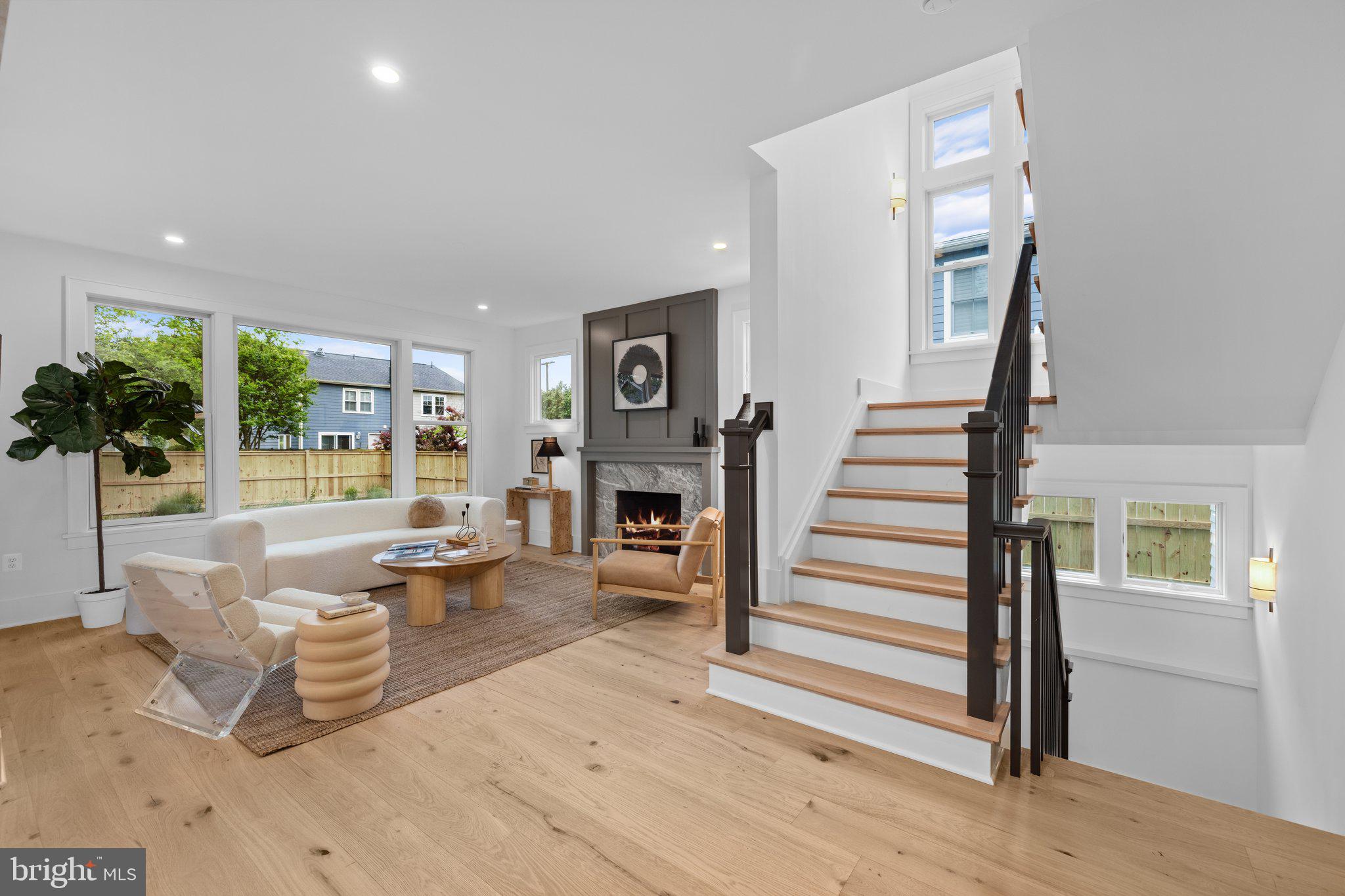 209 E Del Ray Ave