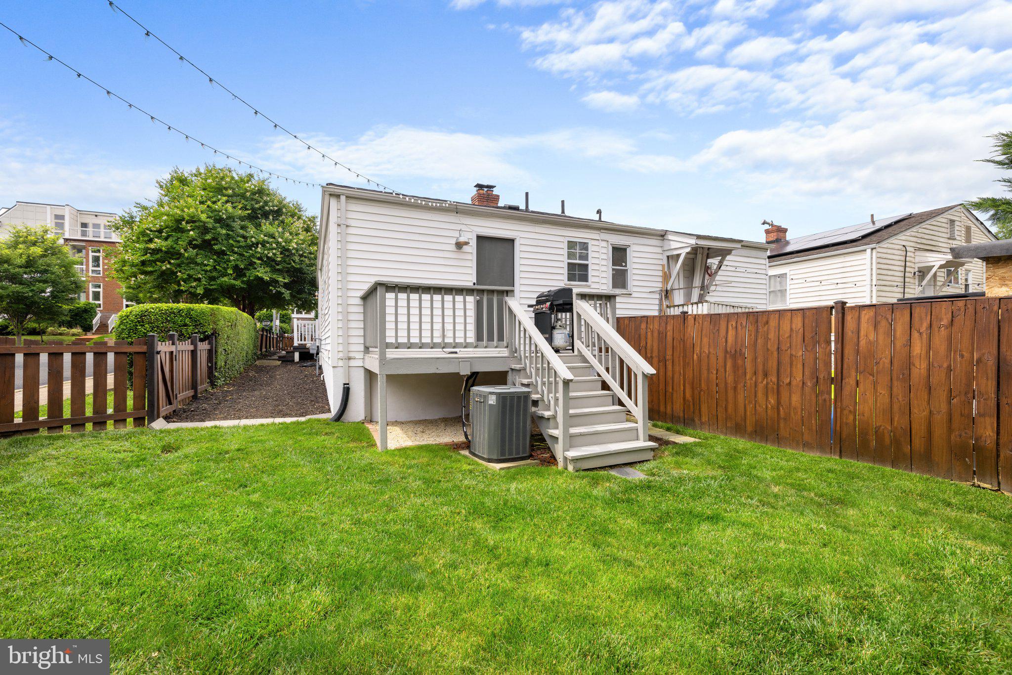 100 1/2 E Reed Ave
