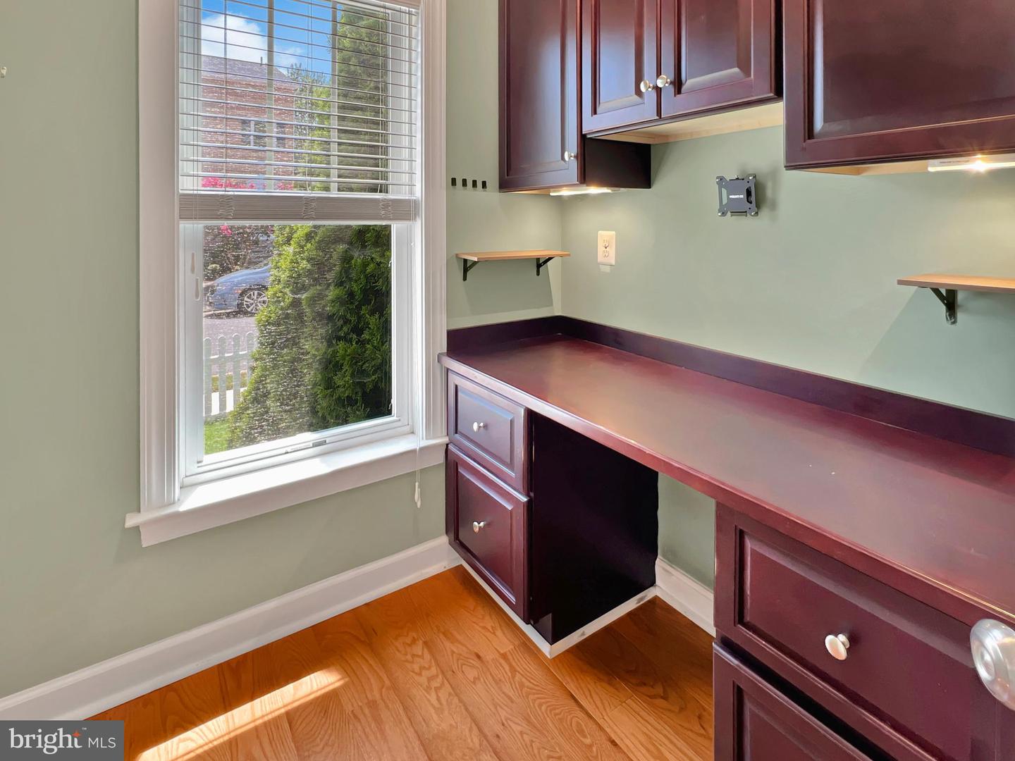 23 W CHAPMAN ST W