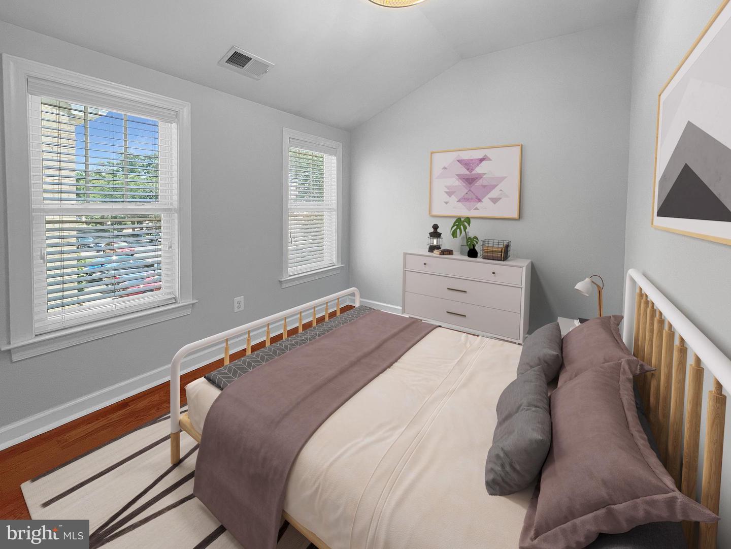 23 W CHAPMAN ST W