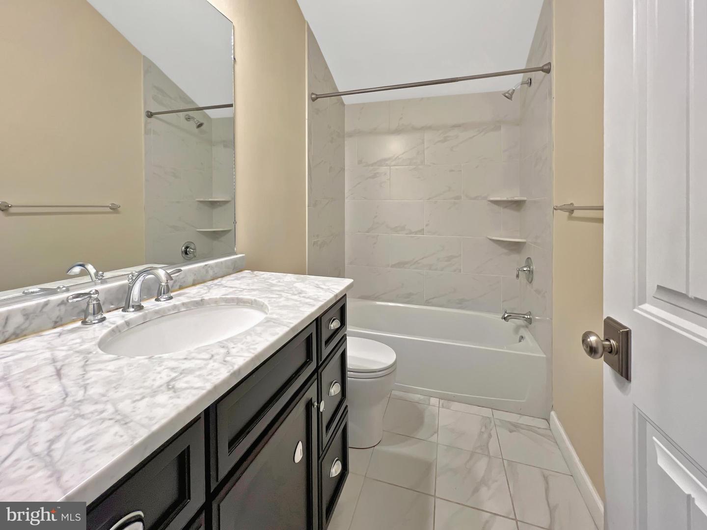 23 W CHAPMAN ST W