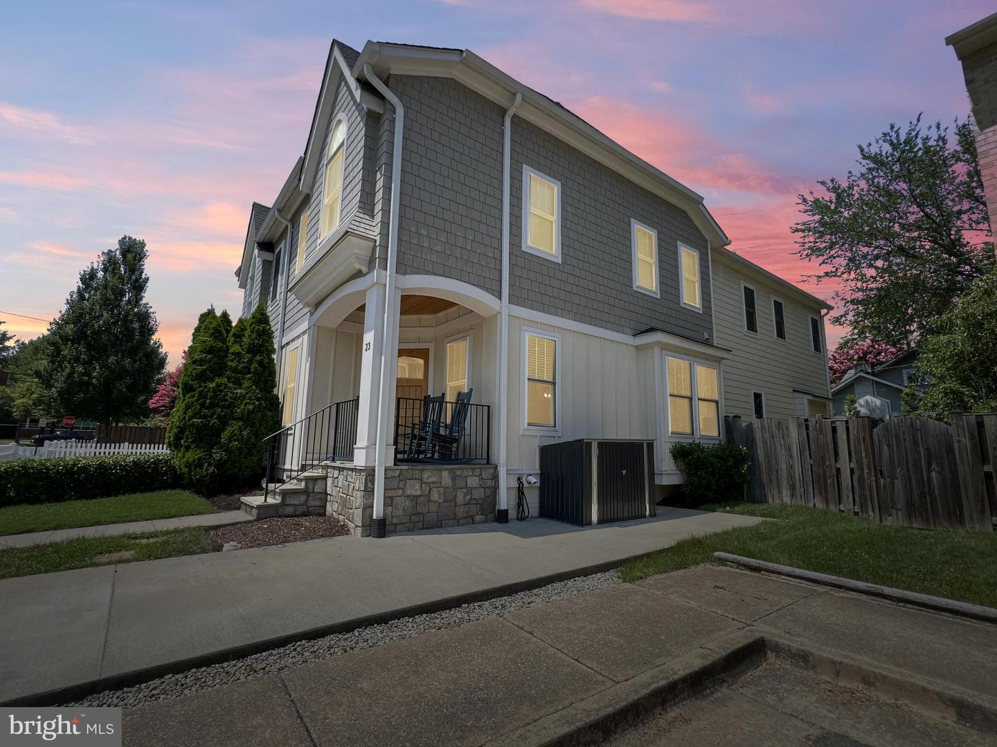 23 W CHAPMAN ST W