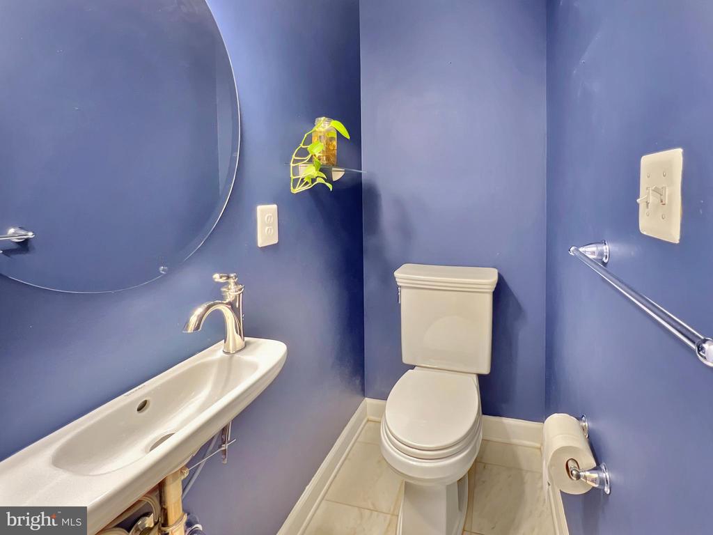 23 W CHAPMAN ST W