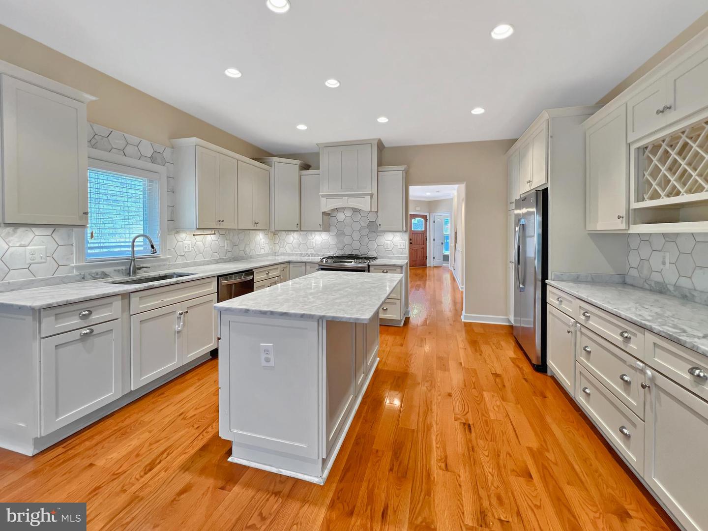 23 W CHAPMAN ST W