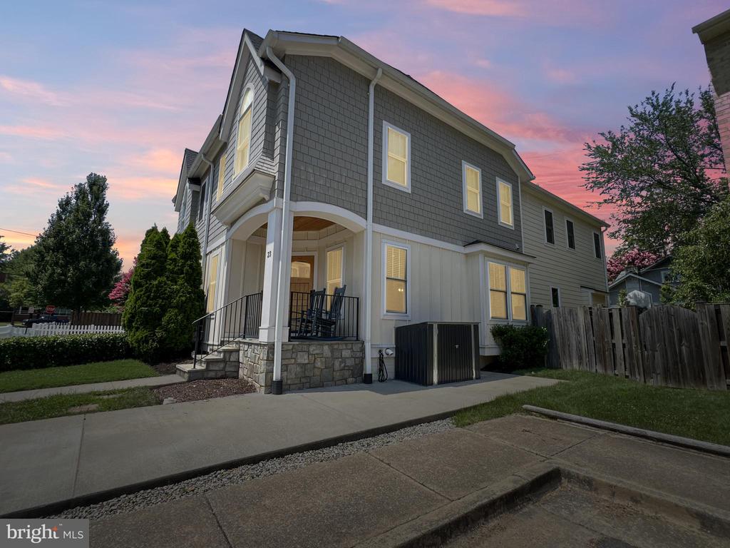 23 W CHAPMAN ST W