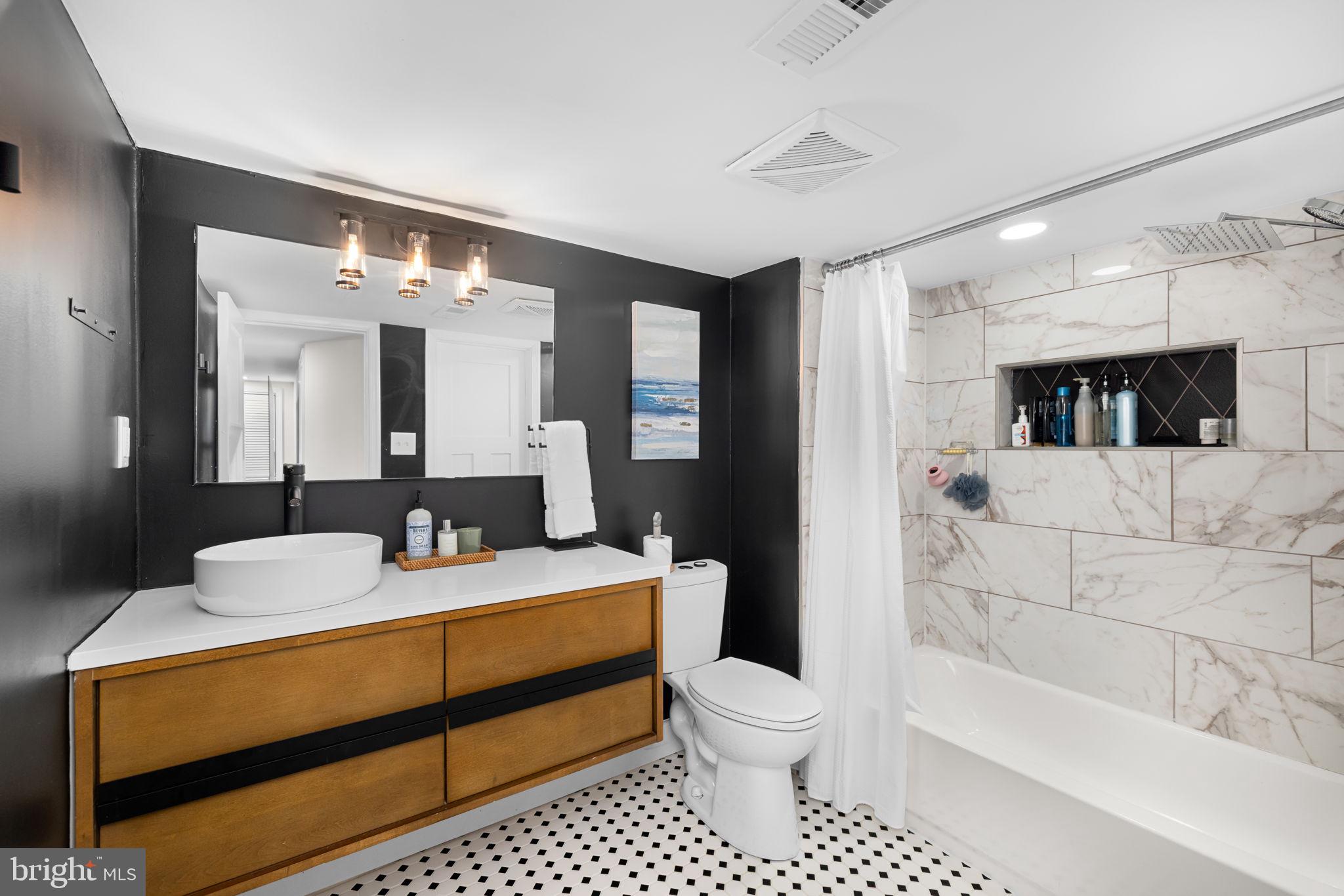 2205 E RANDOLPH AVENUE