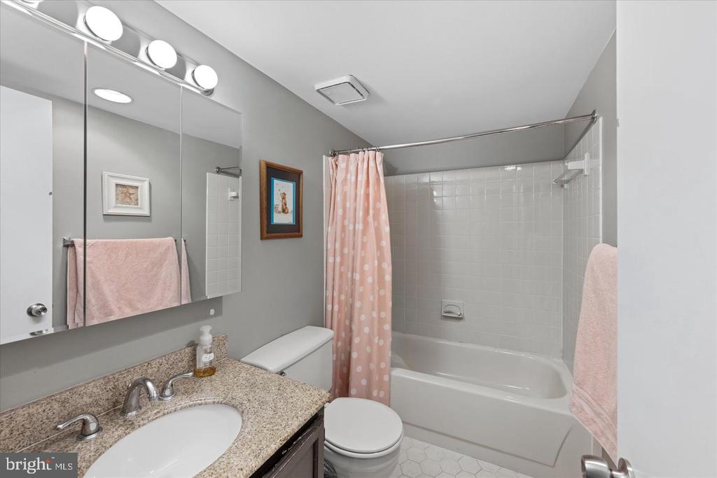 805 N HOWARD STREET N Unit: 246