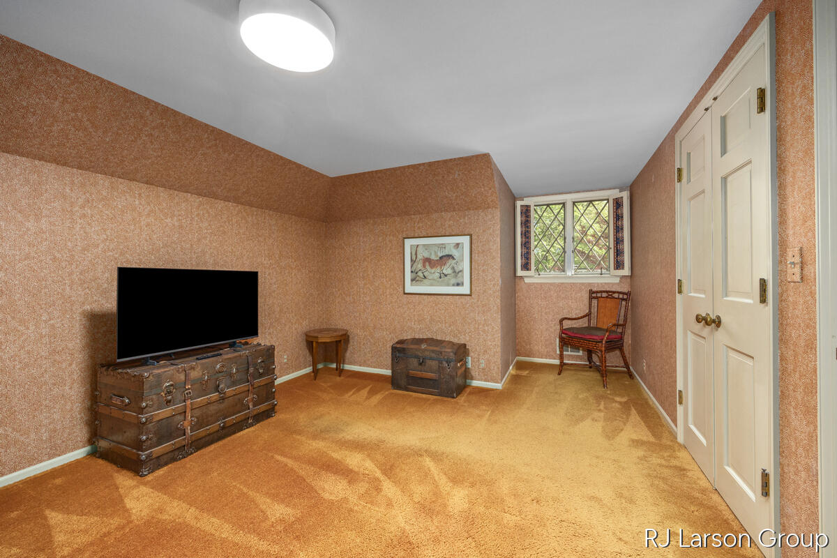 2033 Coronado Drive SE