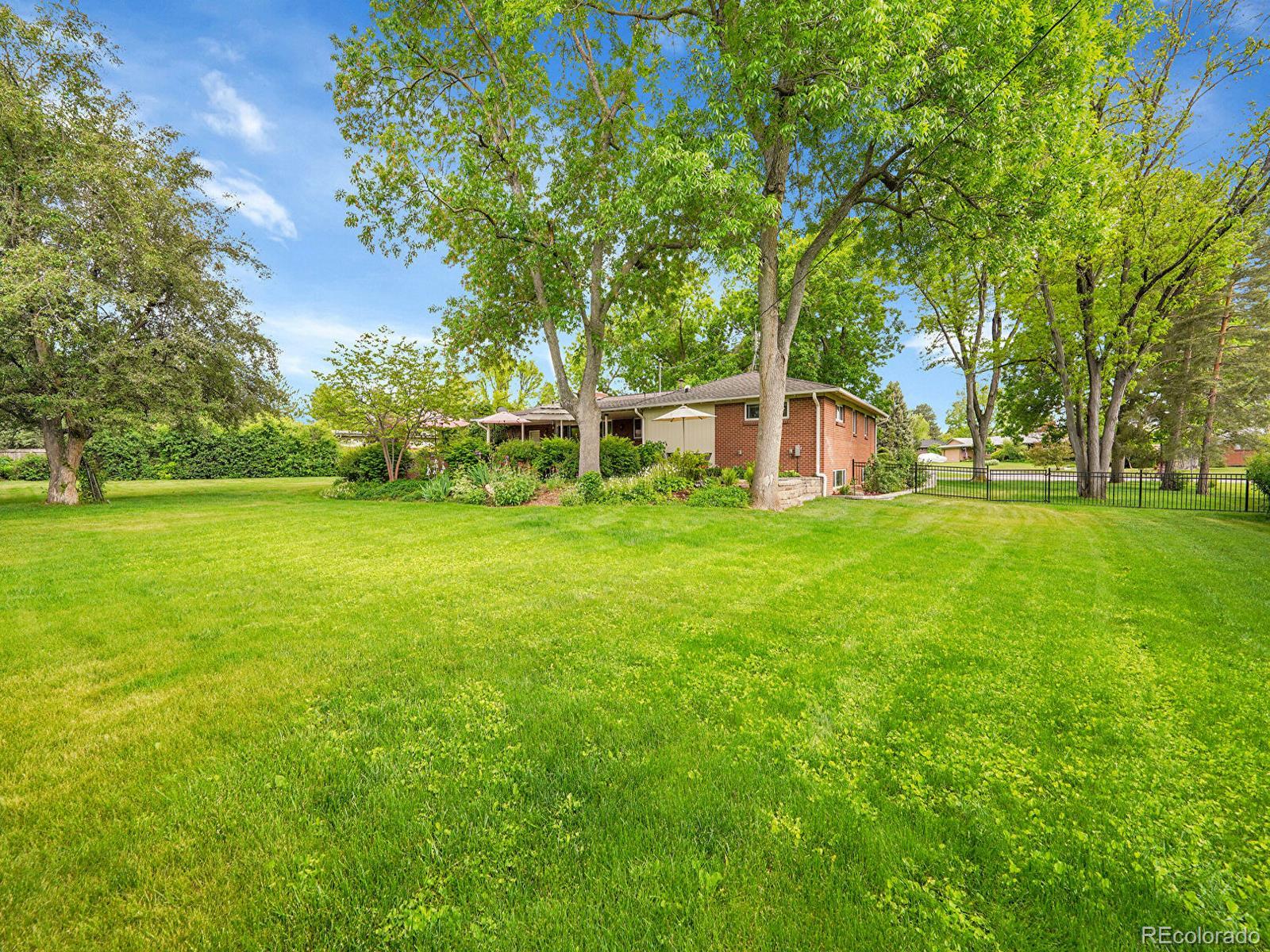 595 W Lake Avenue