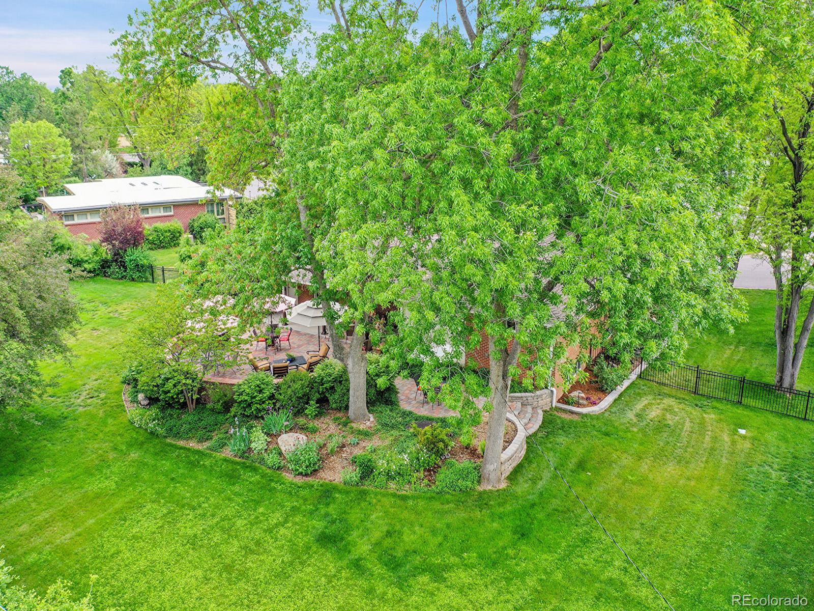 595 W Lake Avenue