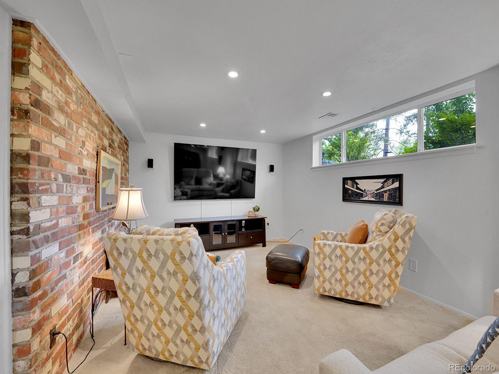 595 W Lake Avenue