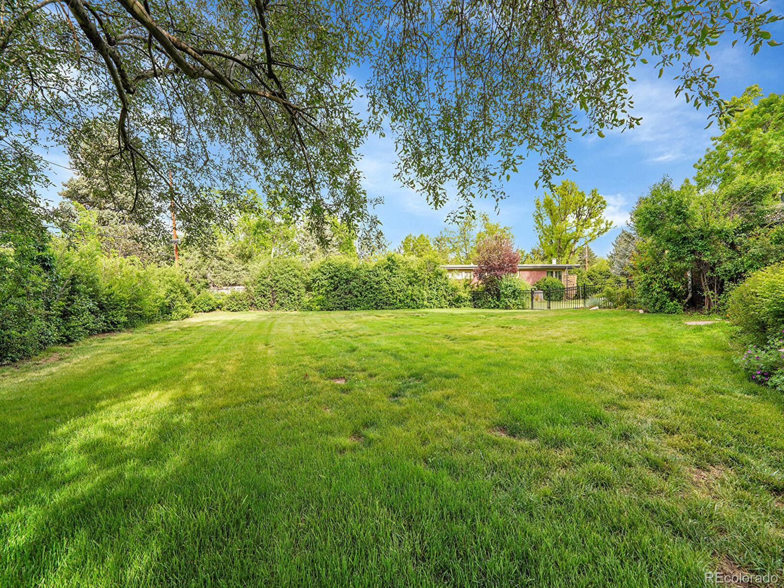 595 W Lake Avenue