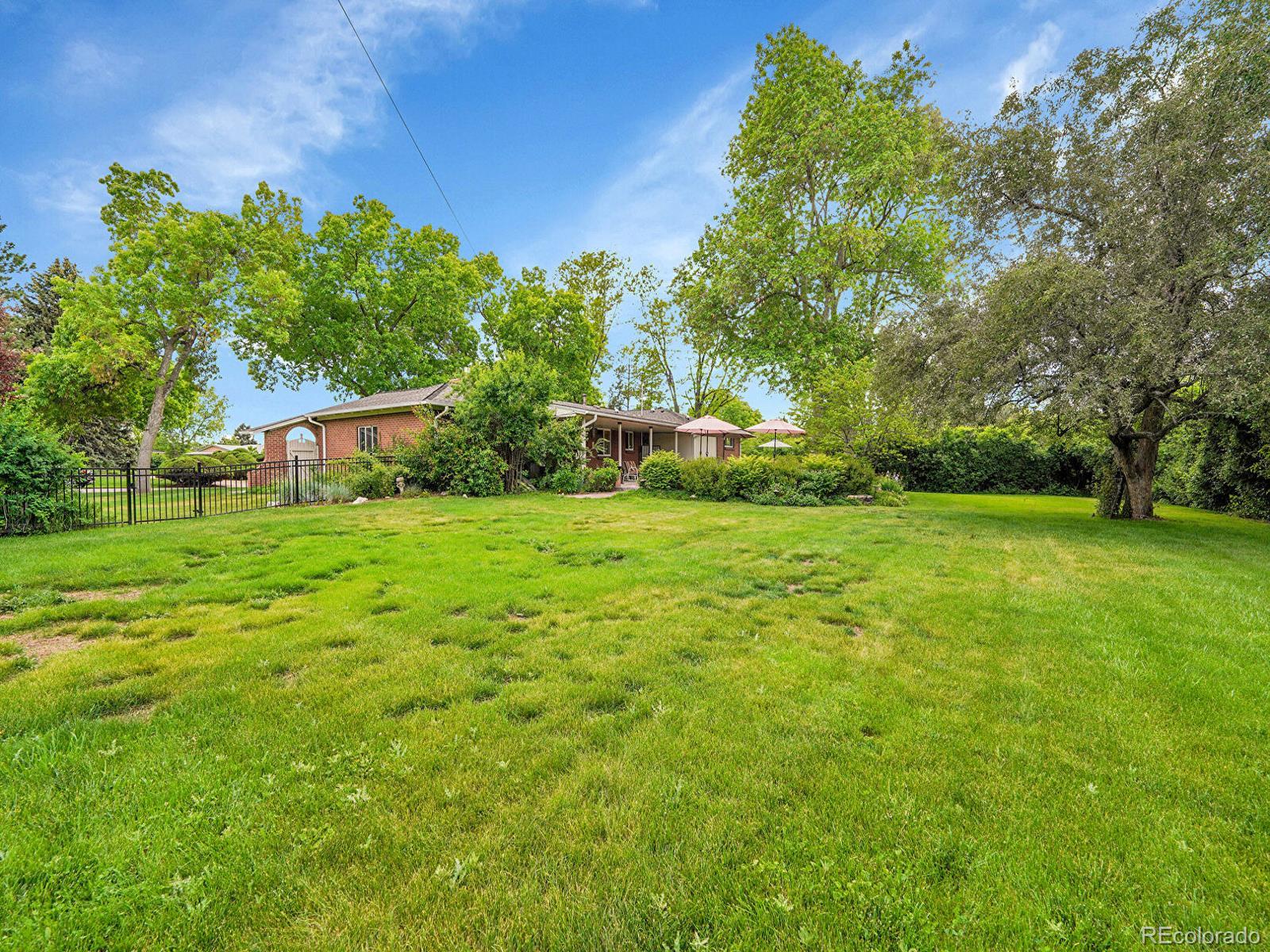 595 W Lake Avenue