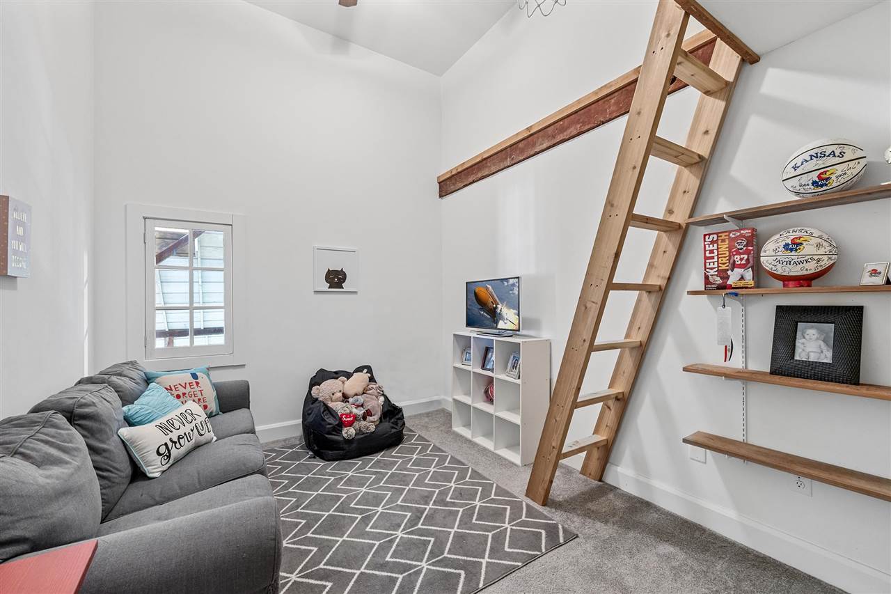 3880 Owl Song Ln