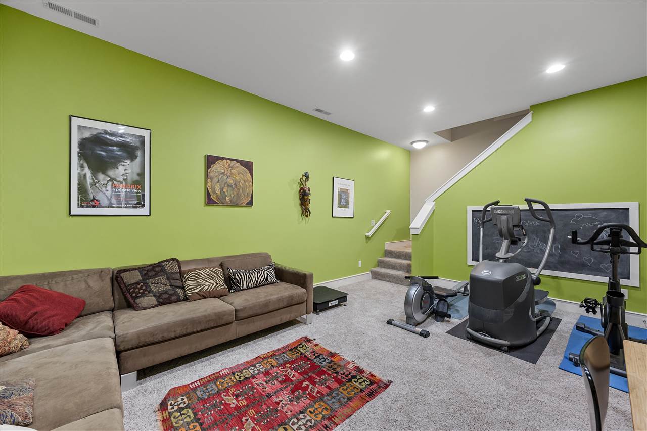 1054 Foster Rd