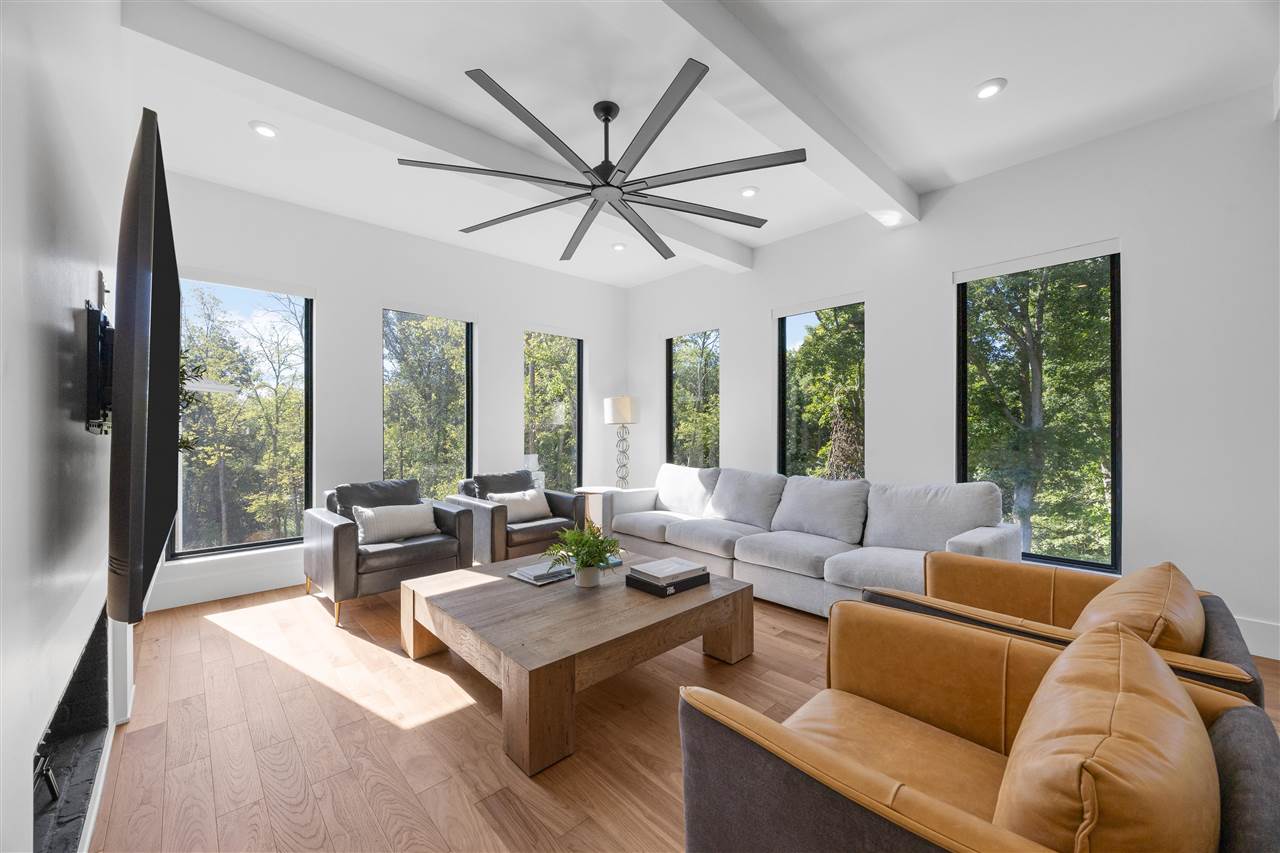 2816 Buckle Down Cir