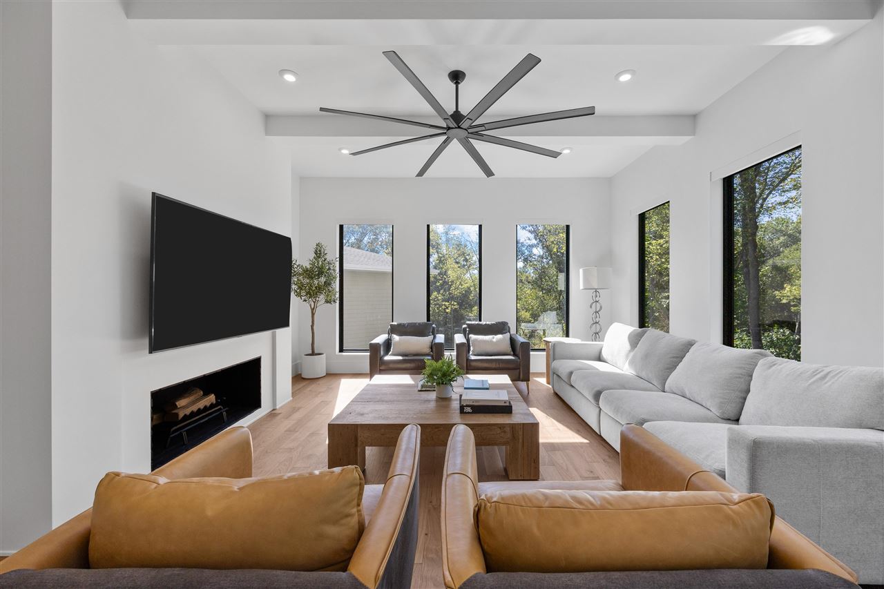 2816 Buckle Down Cir