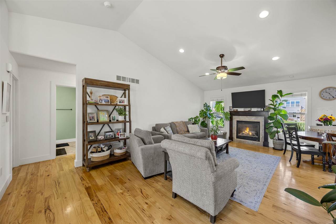 465 Carlyle Dr