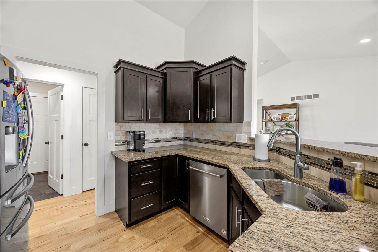 465 Carlyle Dr