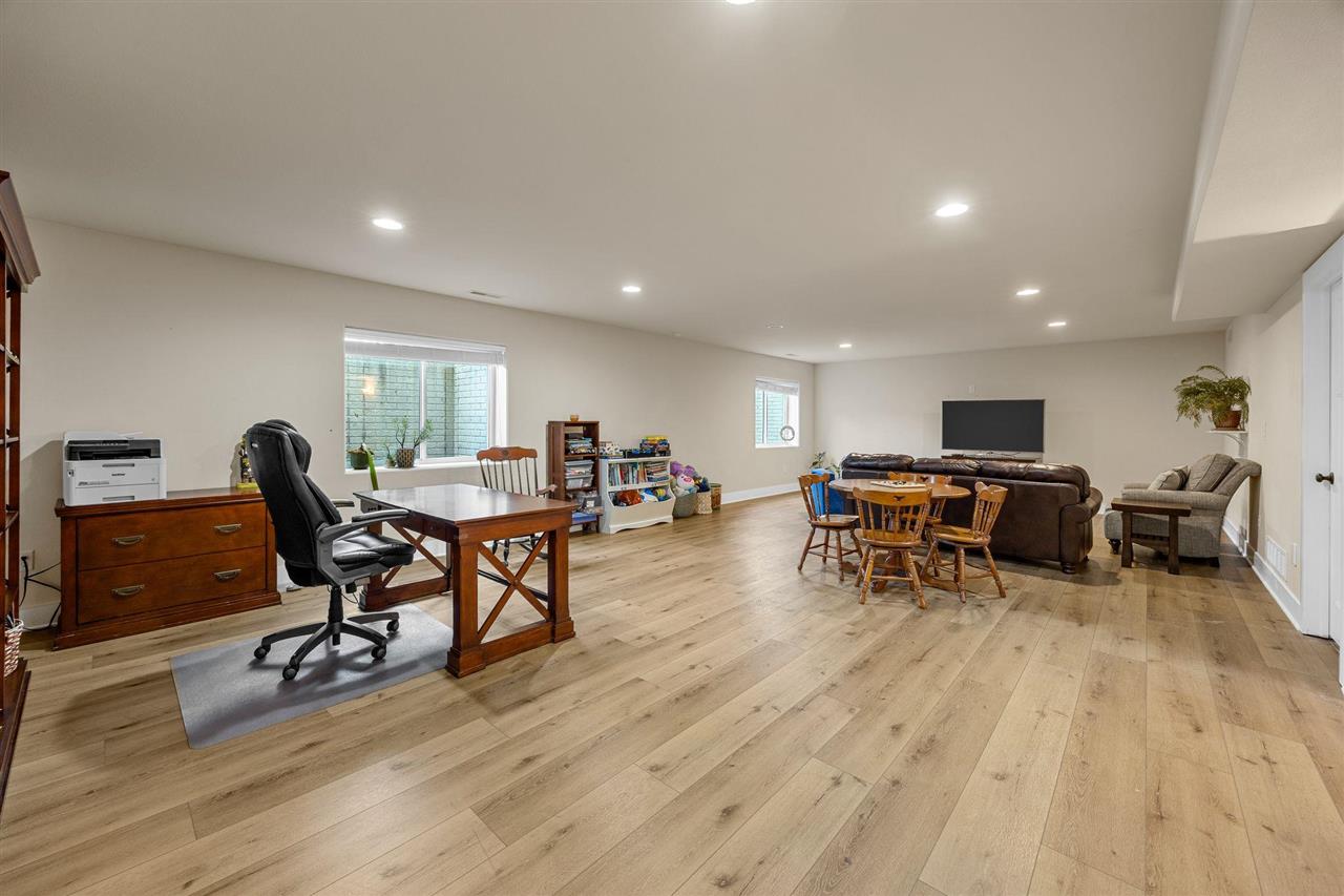 465 Carlyle Dr