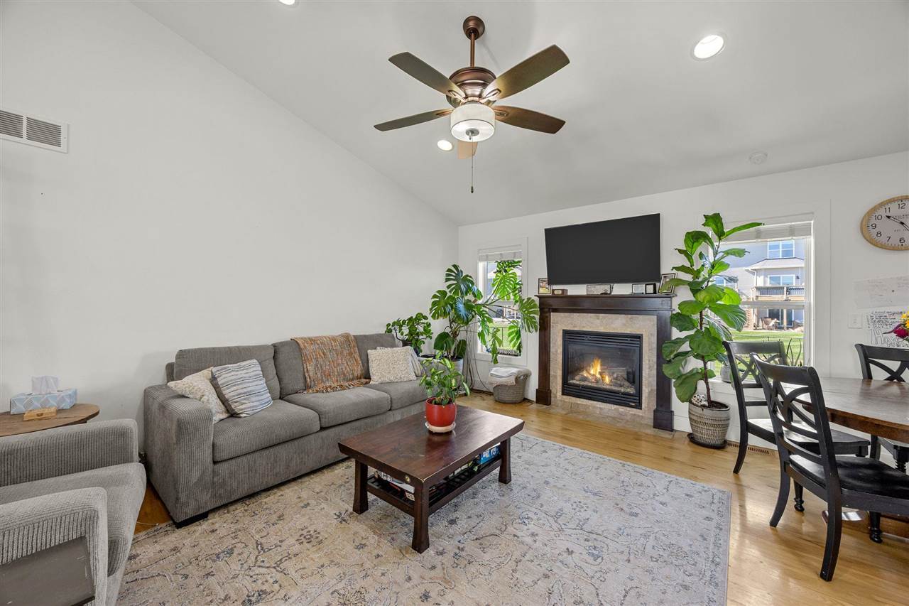 465 Carlyle Dr