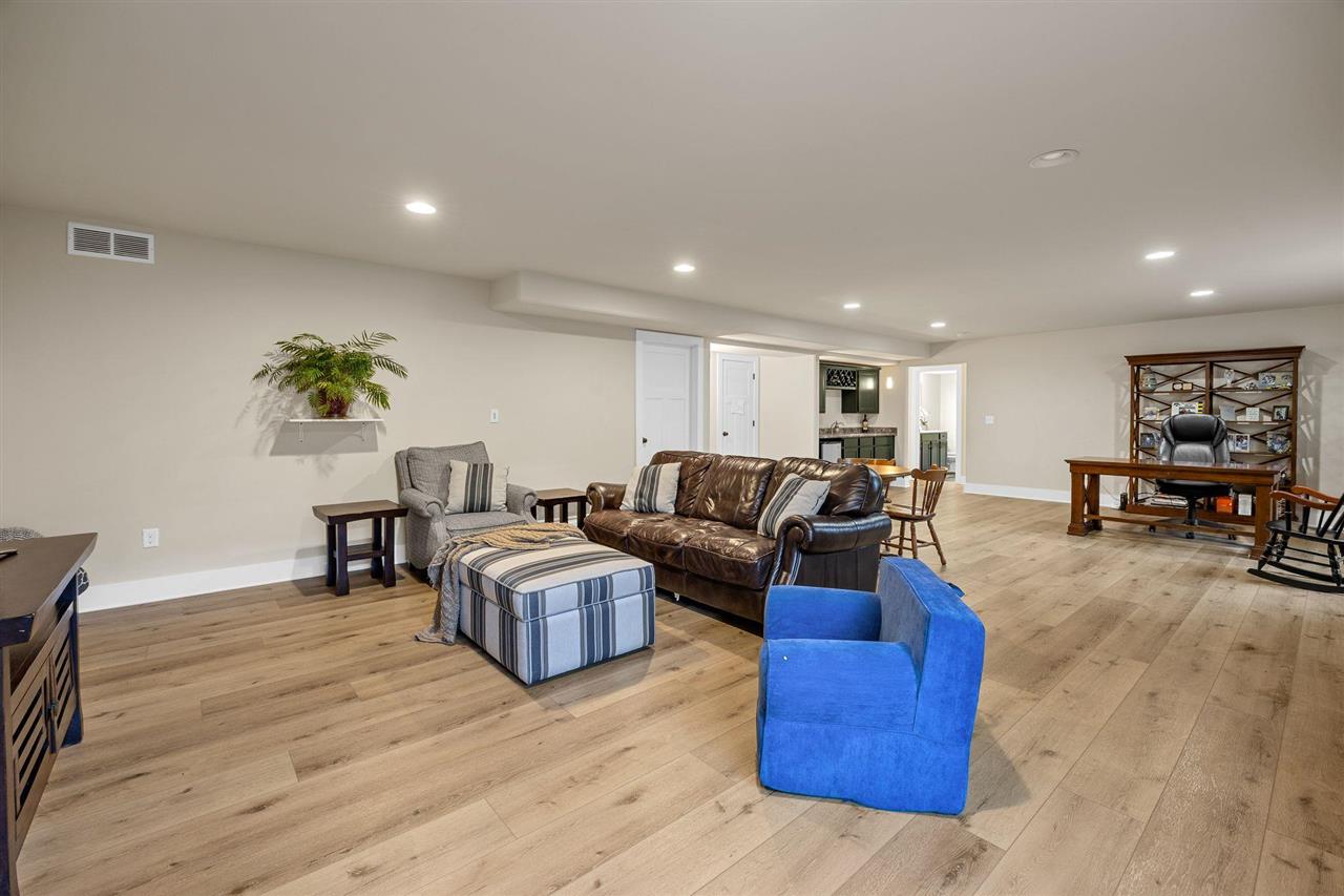 465 Carlyle Dr