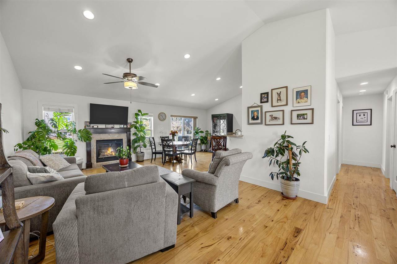 465 Carlyle Dr