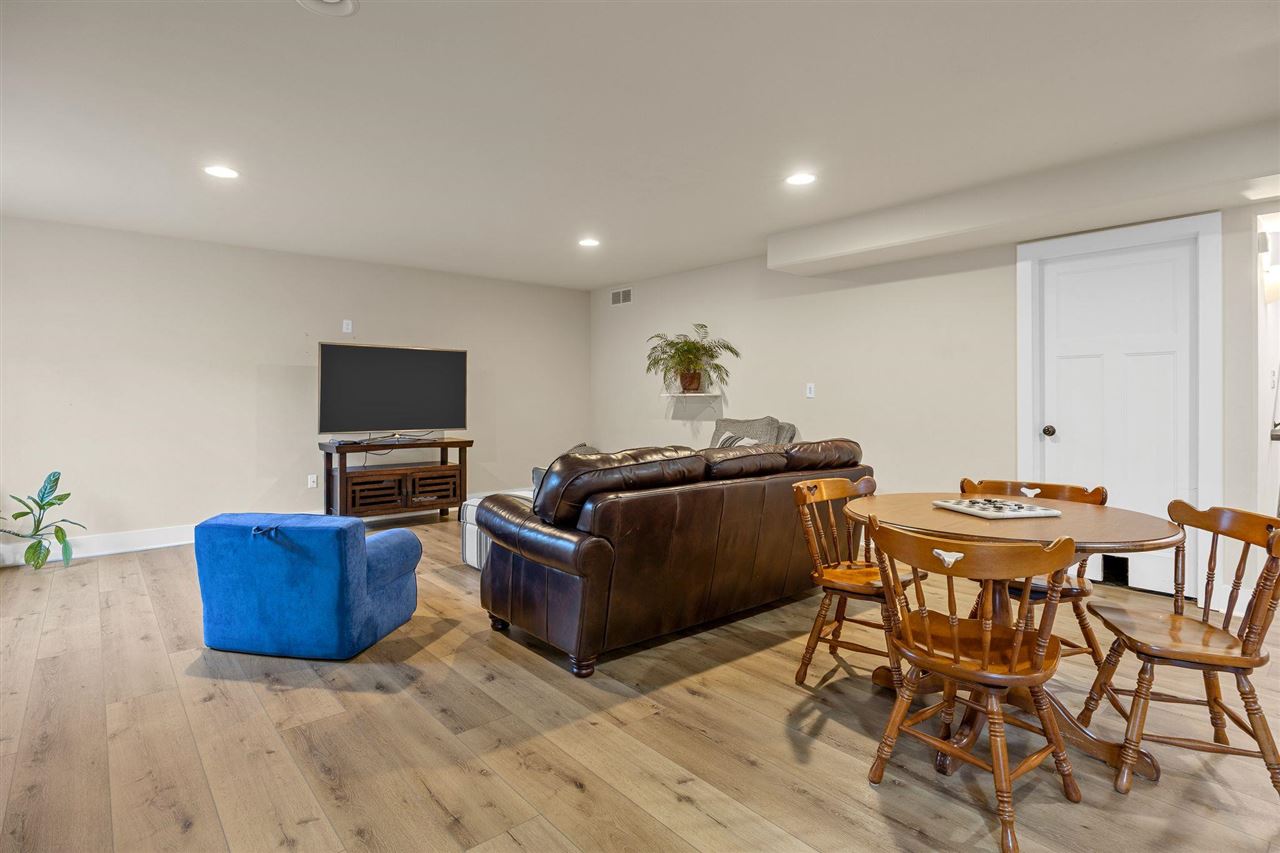 465 Carlyle Dr