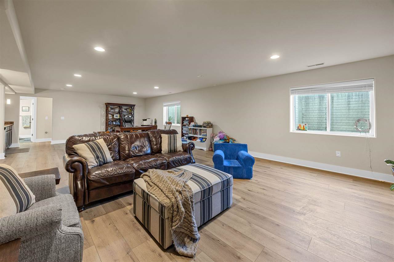 465 Carlyle Dr