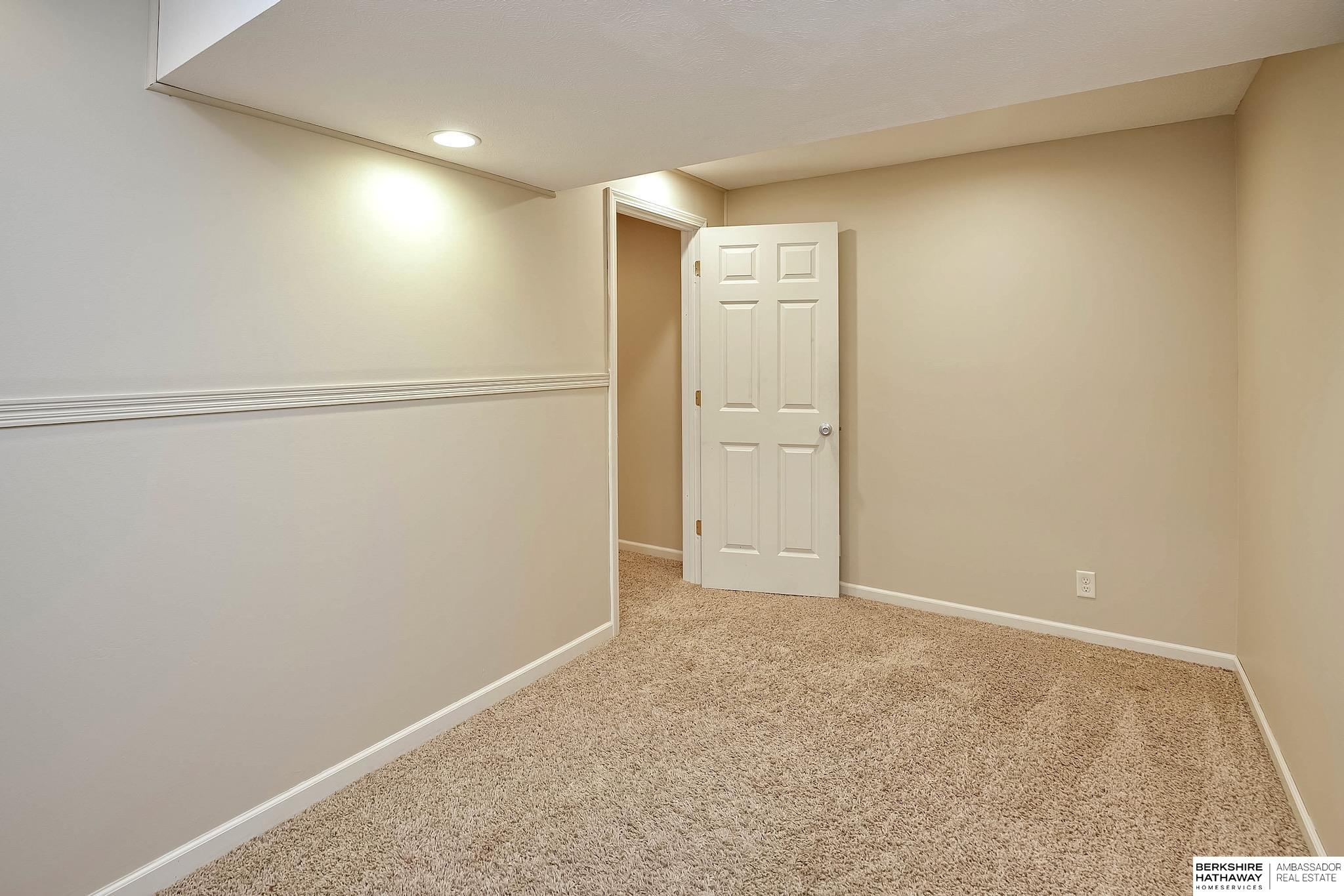 1643 S 154th Street